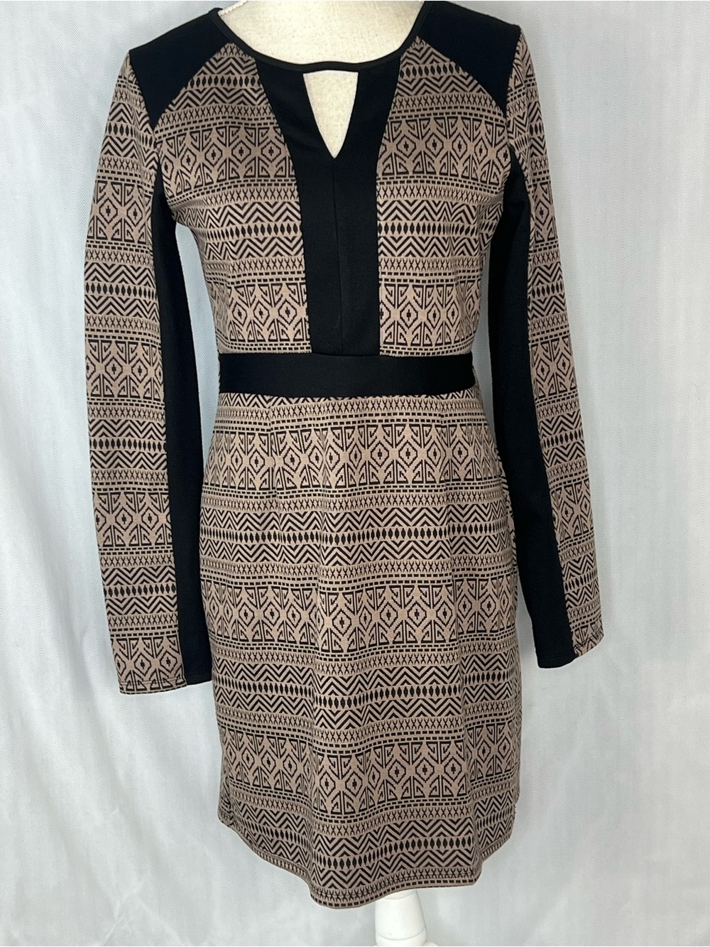 Ya Los Angeles Dress Aztec Tribal Black & Tan Long Sleeves V Cut Out Knit L